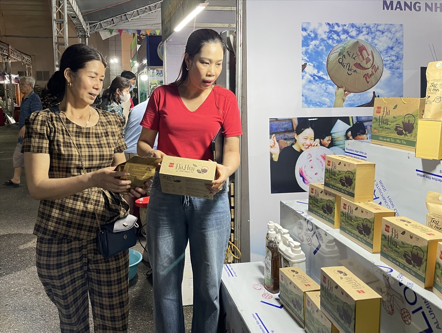 HTX sản xuất và chế biến chè Đá Hen, xã Đồng Lương, huyện Cẩm Khê tham gia Hội chợ Công thương vùng Đông Bắc - Phú Thọ năm 2023 để quảng bá, giới thiệu sản phẩm. 