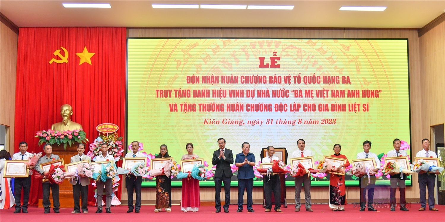 Đại diện lãnh đạo Tỉnh uỷ tặng hoa chúc mừng đại diện các gia đình được UBND tỉnh Kiên Giang vinh danh 