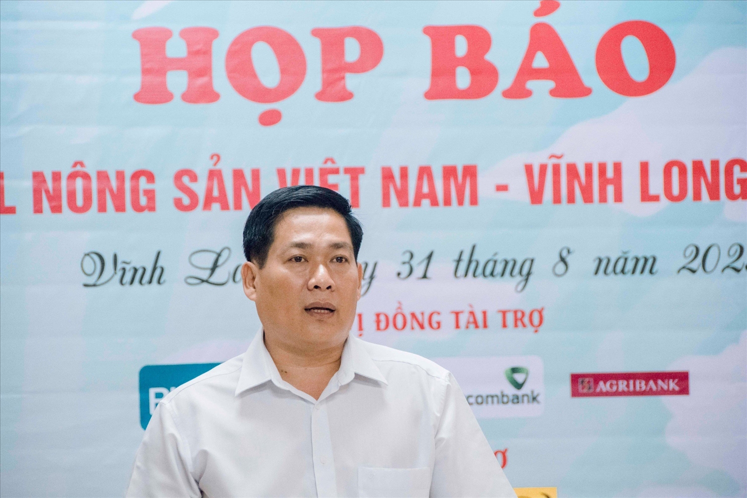 Ông Nguyễn Trung Kiên, Phó Giám đốc Sở Công thương tỉnh Vĩnh Long phát biểu tại buổi hợp báo
