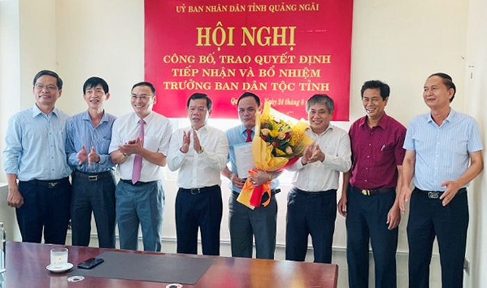 Chủ tịch UBND tỉnh Đặng Văn Minh (áo trắng, đứng giữa) Trao Quyết định và chụp ảnh lưu niệm cùng Trưởng Ban Dân tộc tỉnh Hồ Ngọc Thịnh (người cầm hoa).