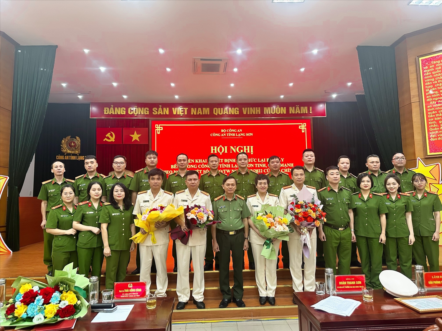 Đại tá Thái Hồng Công – Giám đốc công an tỉnh Lạng Sơn (đứng giữa hàng trên) tặng hoa chúc mừng các đồng chí được luân chuyển, bổ nhiệm