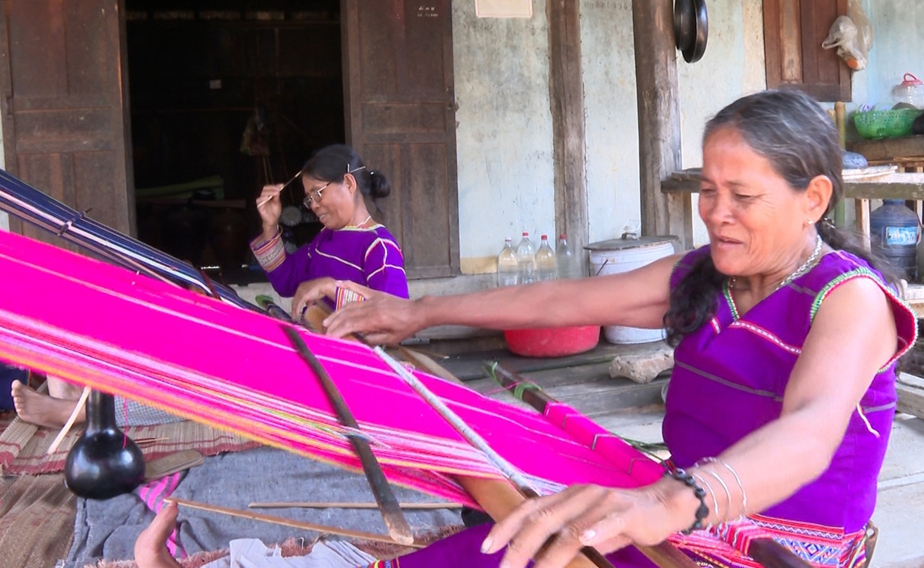 Bà Y Mỹ ở làng O, xã Ya Xiêr, huyện Sa Thầy luôn dành nhiều thời gian để gìn giữ nghề dệt thổ cẩm truyền thống