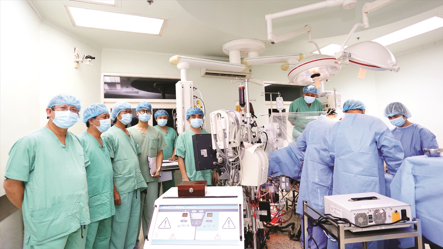 Ê kíp phẫu thuật thực hiện ca phẫu thuật ghép tim ngay trong đêm 5/7/2023 tại Bệnh viện Trung ương Huế để cứu sống bệnh nhân. 