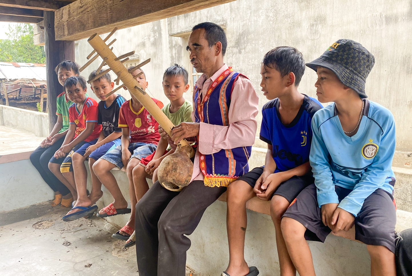Ông A Tuyn trình diễn đàn goong cho thế hệ trẻ trong làng học theo