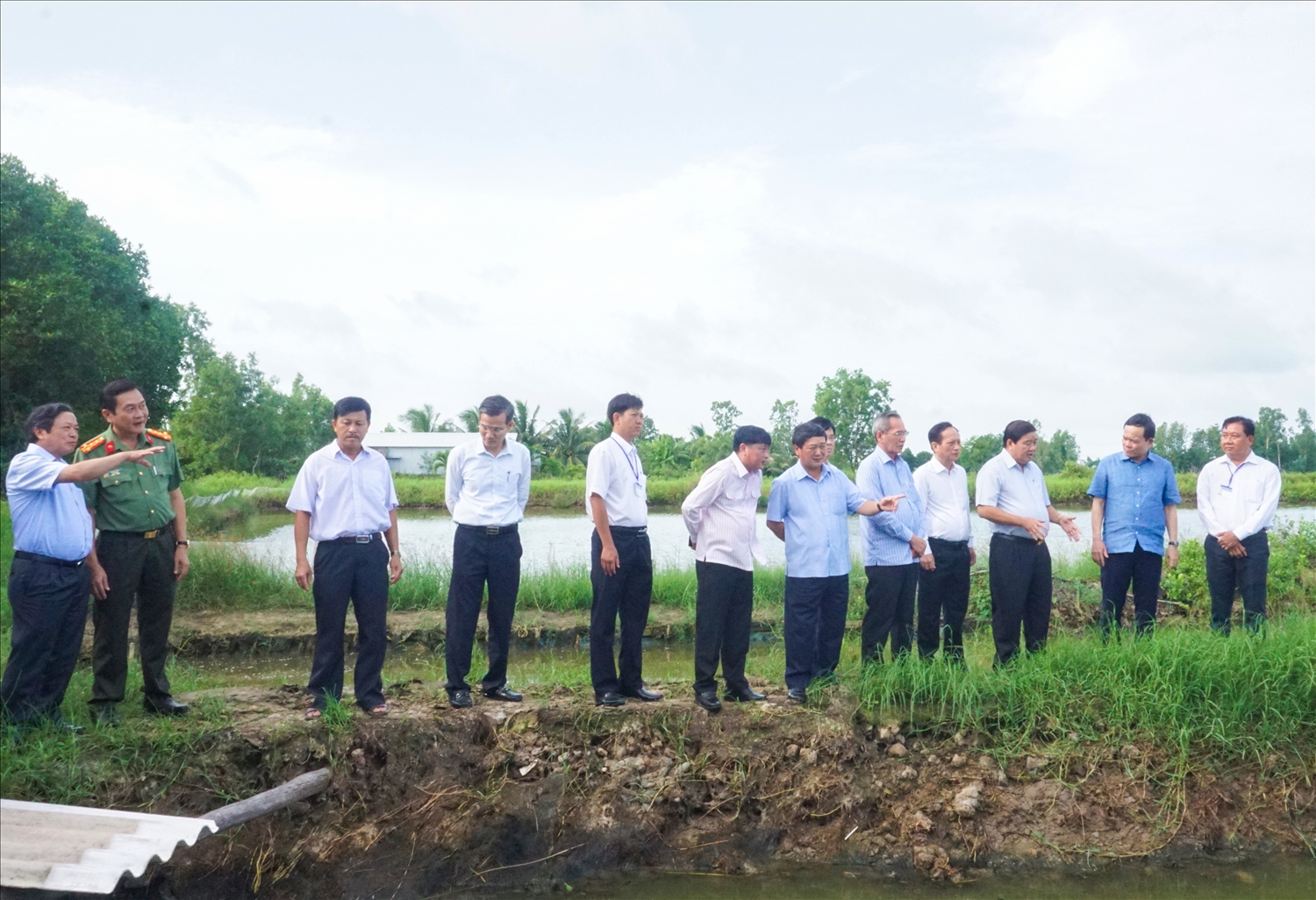 Đoàn công tác thăm mô hình nuôi tôm - lúa tại Thị xã Giá Rai
