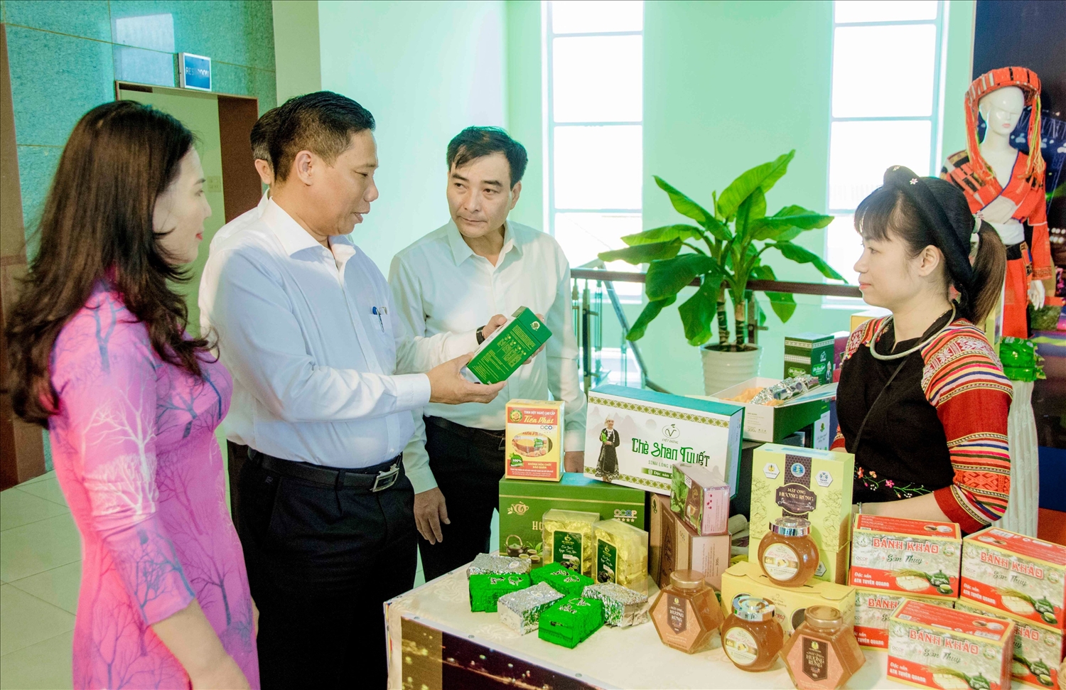 Phó Chủ tịch UBND TP. Cần Thơ, Nguyễn Thực Hiện tham quan sản phẩm OCOP đặc trưng của tỉnh Tuyên Quang được trưng bày, giới thiệu tại hội nghị.