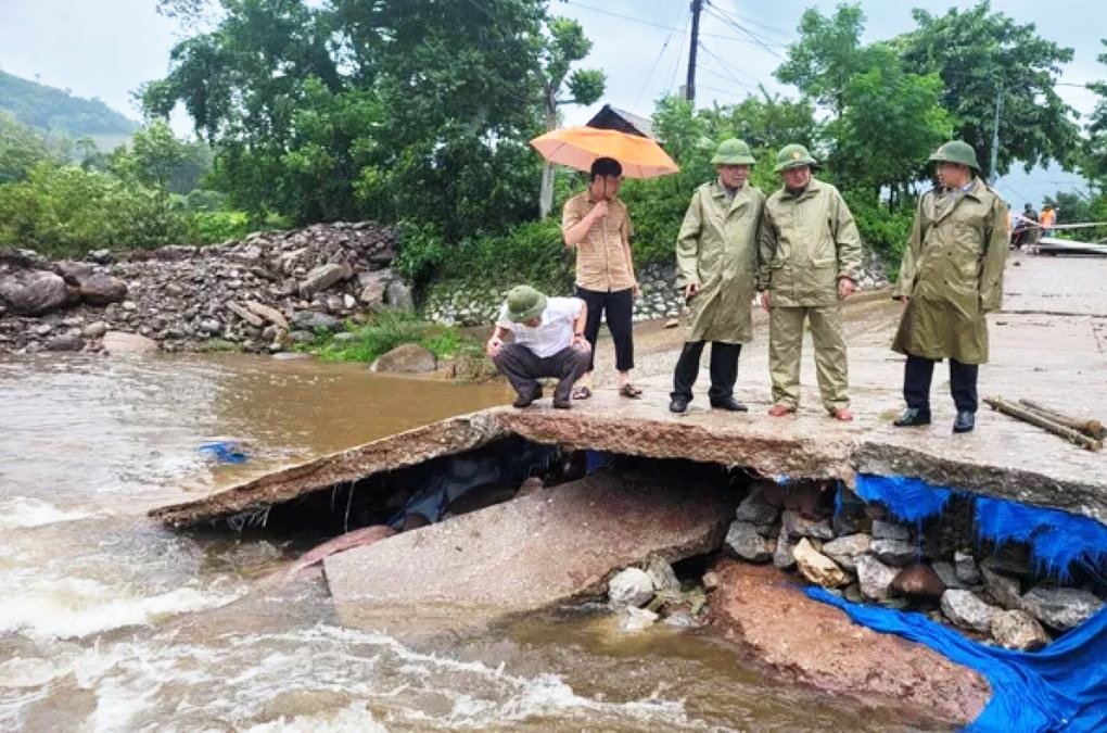 Đoàn công tác Ủy ban nhân dân tỉnh Quảng Bình đã kịp thời có mặt để kiểm tra thiệt hại do mưa lũ gây ra ở xã Dân Hóa, đồng thời ổn định đời sông đồng bào ở khu vực biên giới