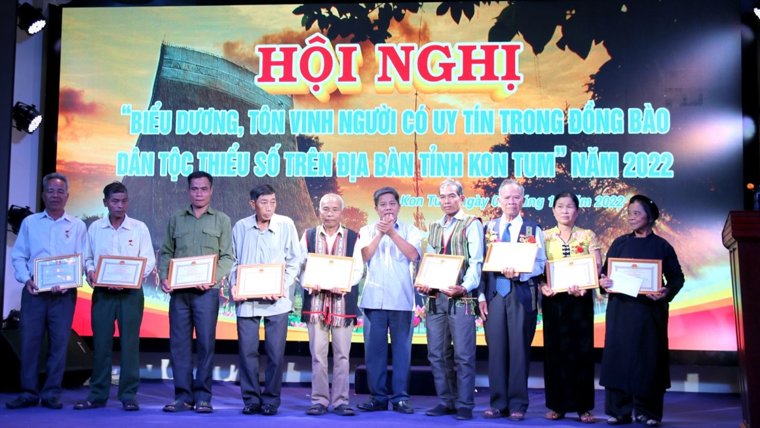 Ban Dân tộc tỉnh Kon Tum biểu dương, tôn vin người có uy tín có thành tích xuất sắc năm 2022. Ảnh V.T