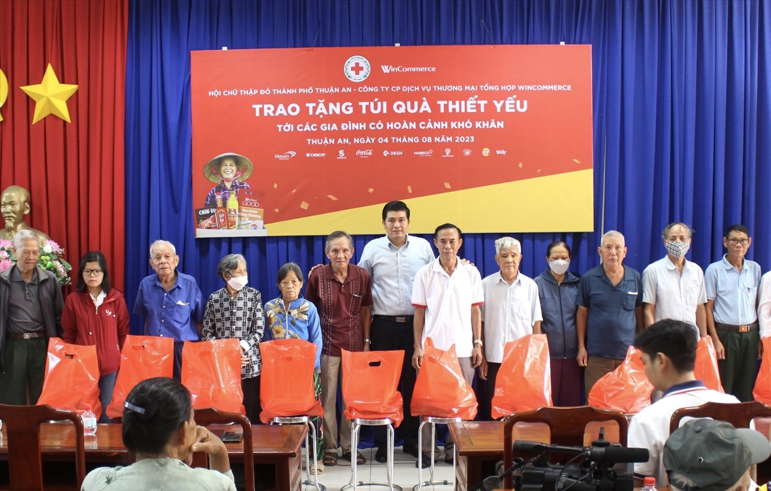 Các túi quà thiết yếu được trao tặng đến các hộ gia đình có hoàn cảnh khó khăn trên địa bàn thành phố Thuận An