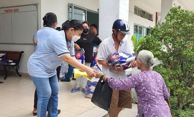 Hoạt động trao tặng gạo cho các hộ gia đình nghèo nhân dịp khai trương WinMart+ Rural tại huyện Hóc Môn