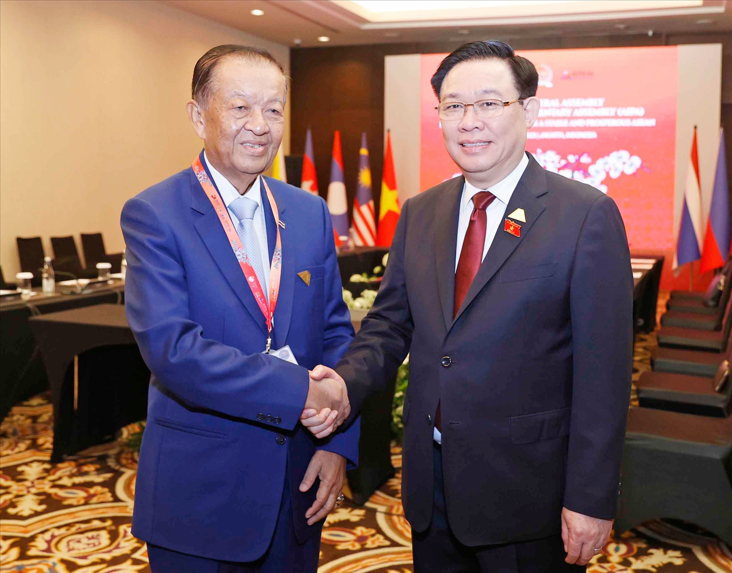 Chủ tịch Quốc hội Vương Đình Huệ chúc mừng Ngài Wanmuhamadnoor Matha được phê chuẩn làm Chủ tịch Quốc hội Vương quốc Thái Lan.