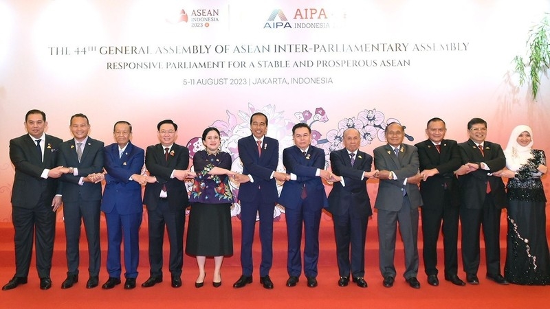 Chủ tịch Quốc hội Vương Đình Huệ và Tổng thống Indonesia Joko Widodo, Chủ tịch Hạ viện Indonesia, Chủ tịch AIPA 2023 Puan Maharani cùng đại biểu chụp ảnh lưu niệm. (Ảnh: Doãn Tấn/TTXVN)