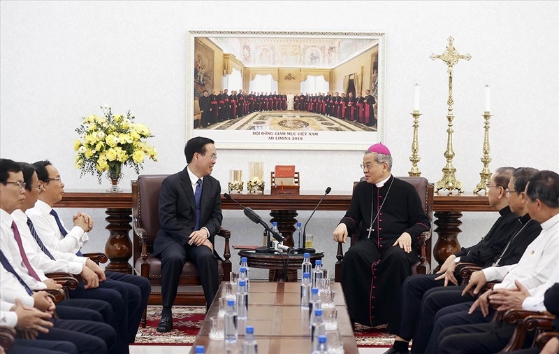Chủ tịch nước Võ Văn Thưởng thăm và làm việc với Hội đồng Giám mục Việt Nam. (Ảnh: TTXVN)
