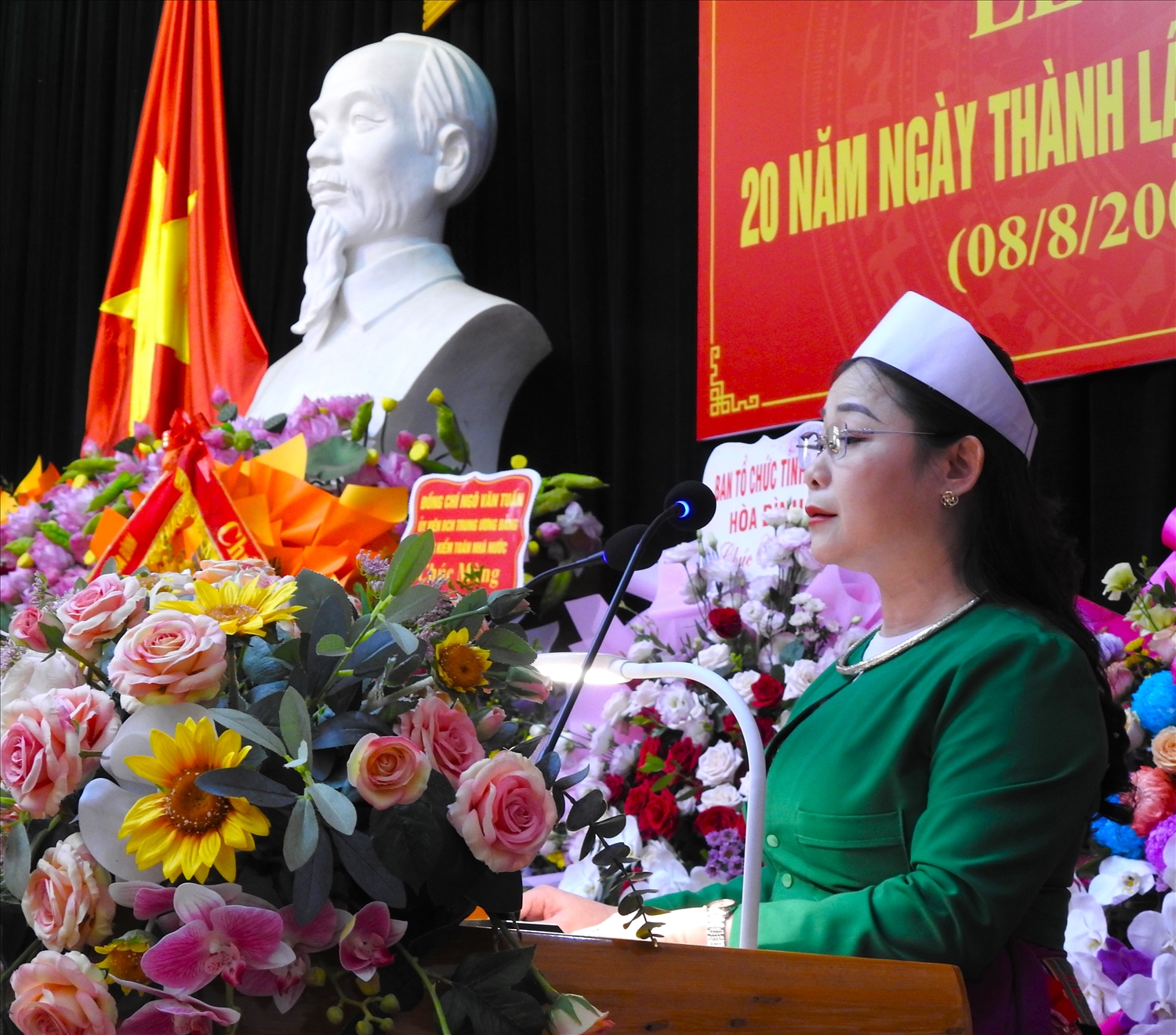 Trưởng Ban Dân tộc tỉnh Hòa Bình Đinh Thị Thảo phát biểu khai mạc tại Lễ kỉ niệm