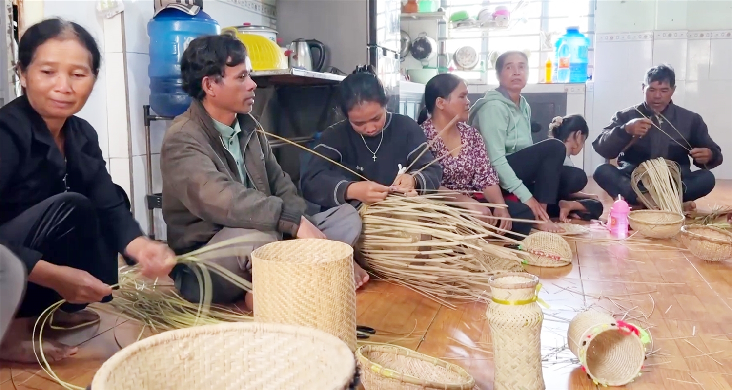 Nhiều người dân ở xã Đinh Lạc đã học nghề đan lát để tạo ra những sản phẩm 