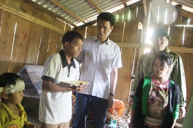 Ông Nguyễn Thế Phước thăm hỏi, động viên gia đình có người thân bị chết tại xã Khao Mang