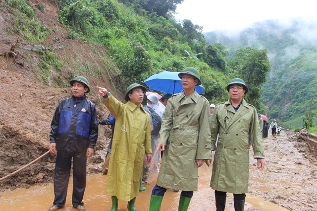 Ông Nguyễn Thế Phước (thứ hai, từ phải qua) và ông Nông Việt Yên (ngoài cùng bên phải) trực tiếp đến kiểm tra công tác khắc phục hậu quả thiên tai tại huyện Mù Cang Chải