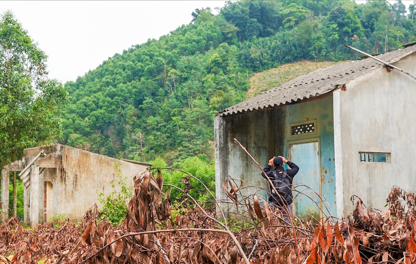 Nhiều nhà dân trong khu TĐC Gò Nổi, ở thôn Tây, xã Trà Sơn, huyện Trà Bồng bỏ hoang, xuống cấp nghiêm trọng