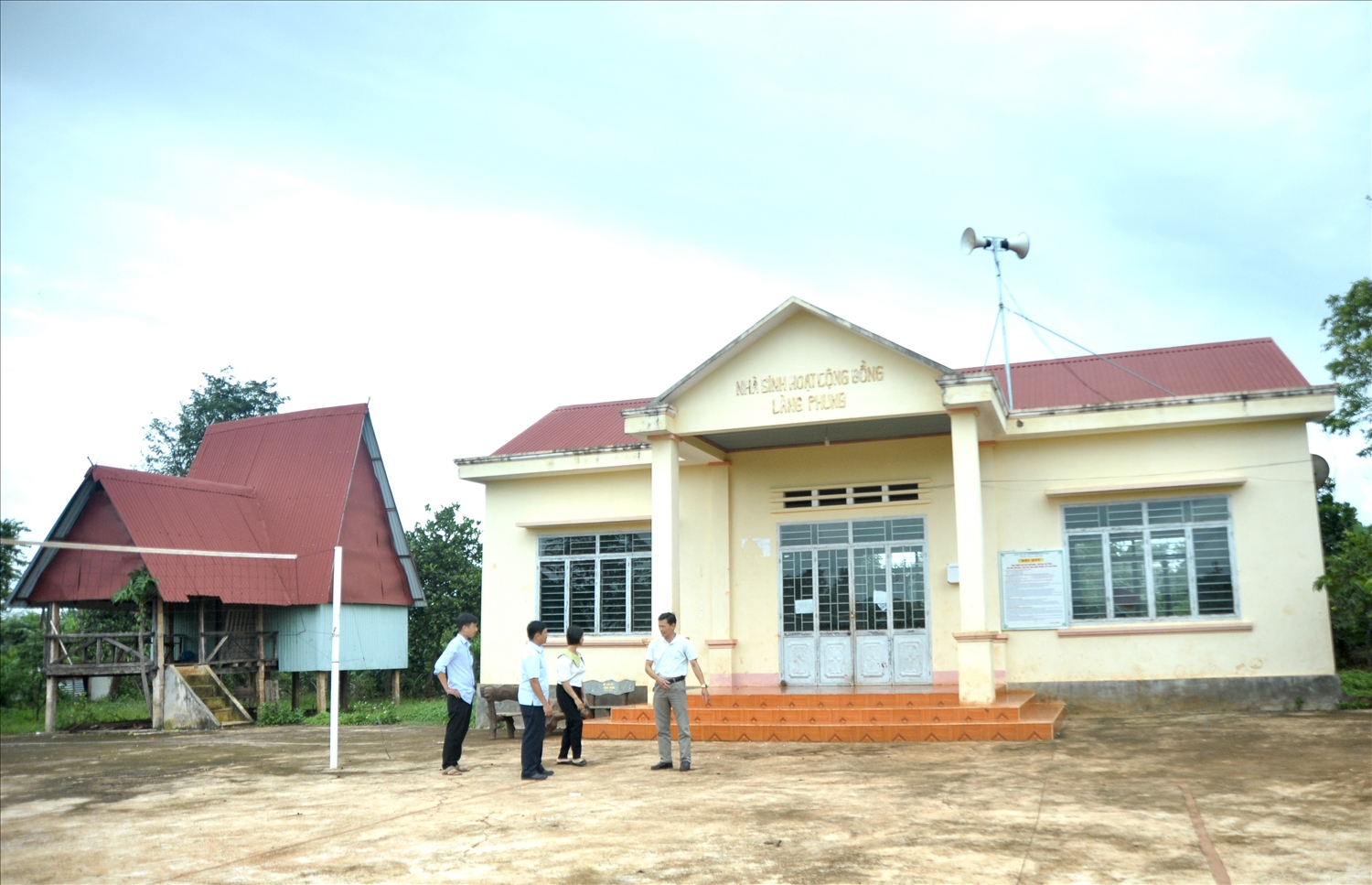 Nhà sinh hoạt cộng đồng làng Phung được xây dựng rộng rãi, thoáng mát