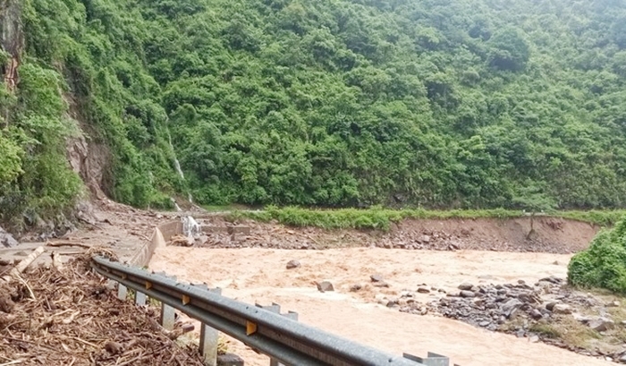 Đường vào Thủy điện Hồ Bốn (Mù Cang Chải, Yên Bái) bị cản trở do mưa lũ, sạt lở làm giao thông tê liệt. 
