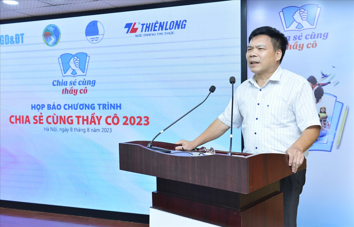 Phó Vụ trưởng Vụ tuyên truyền (Ủy ban Dân tộc) Đinh Xuân Thắng phát biểu tại Chương trình