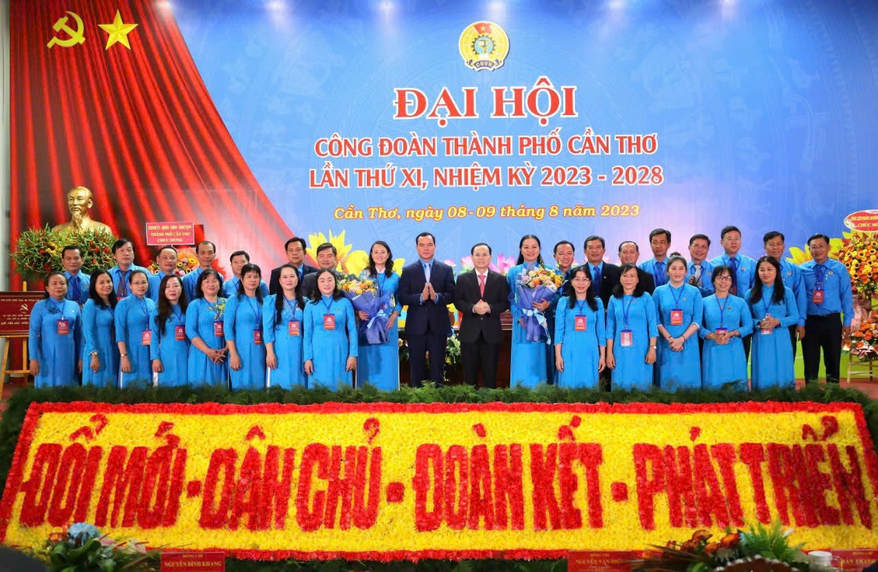 Đại diện lãnh đạo LĐLĐ Việt Nam và Lãnh đạo Thành uỷ TP. Cần Thơ tặng hoa chúc mừng đại hội thành công 