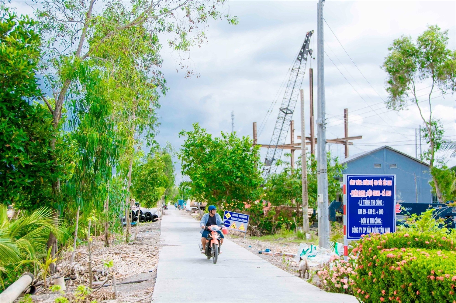 Đường giao thông nông thôn ấp Vĩnh Thạnh, xã Phong Đông (Vĩnh Thuận) được đầu tư xây dựng khang trang, sạch đẹp từ nguồn vốn Chương trình MTQG xây dựng NTM 