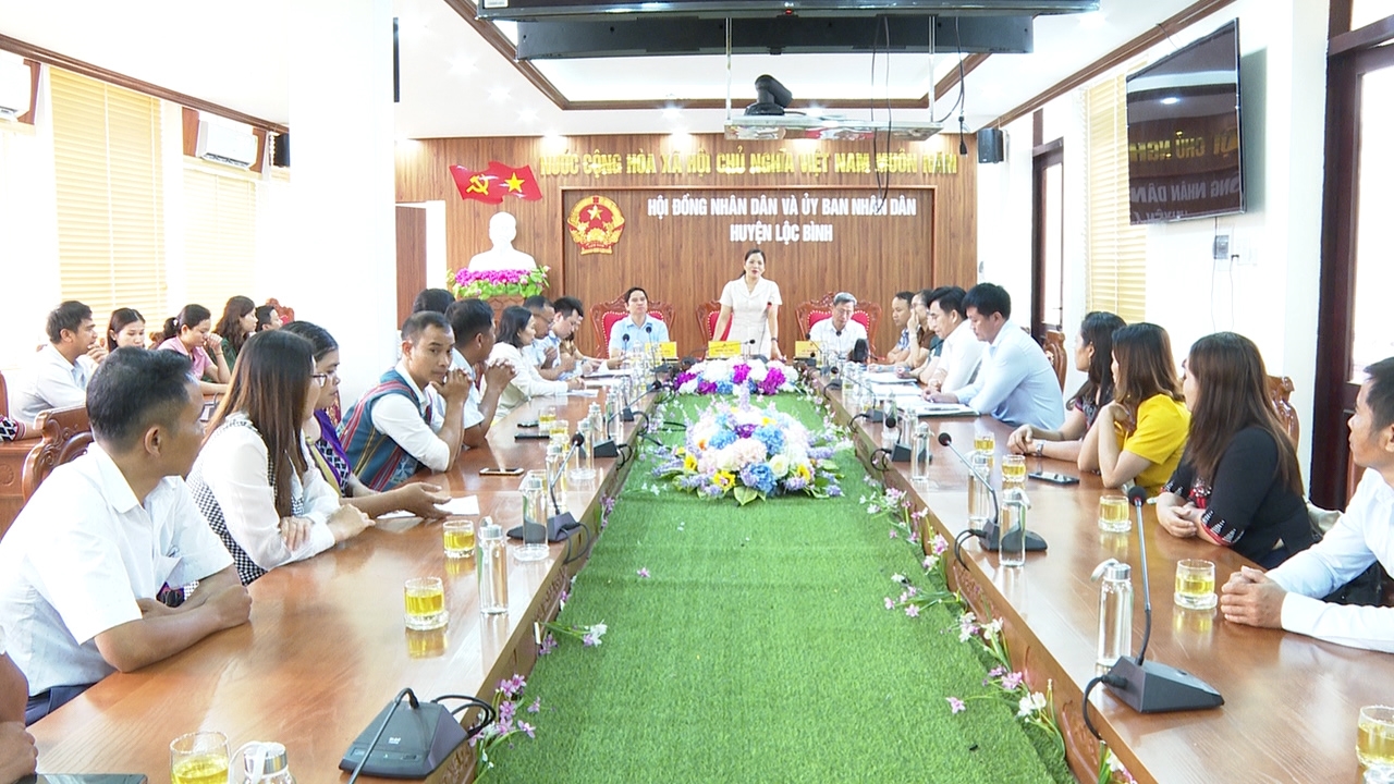 Quang cảnh buổi làm việc của Đoàn công tác Ban Dân tộc tỉnh Thừa Thiên Huế tại UBND huyện Lộc Bình (Lạng Sơn).