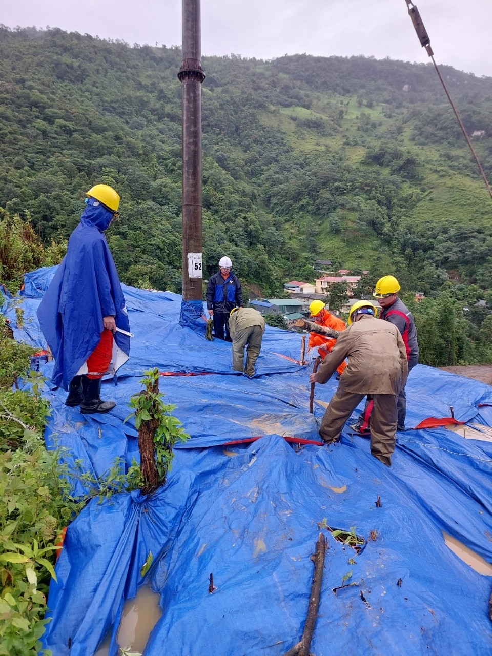 (CĐ Bùi Hạ) PC Điện Biên nỗ lực khắc phục sự cố trong mưa dông 7