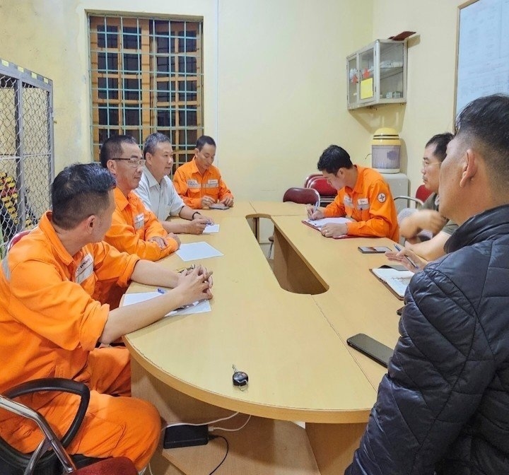 Tối ngày 06/8, lãnh đạo PC Yên Bái đã họp tại Đội quản lý vận hành tổng hợp Mù Cang Chải - Điện lực Nghĩa Lộ họp bàn, phân công và thống nhất phương án để đảm bảo an toàn cho người dân và khắc phục sự cố cấp điện trở lại