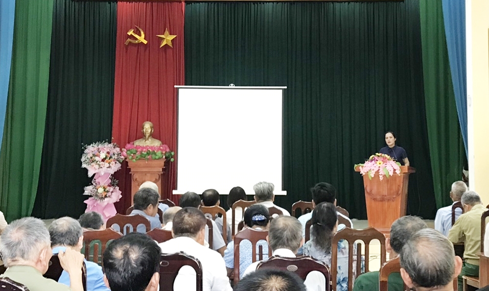 Bà Hoàng Thị Thắm - Phó Trưởng Ban Dân tộc tỉnh Tuyên Quang làm báo cáo viên tại các hội nghị