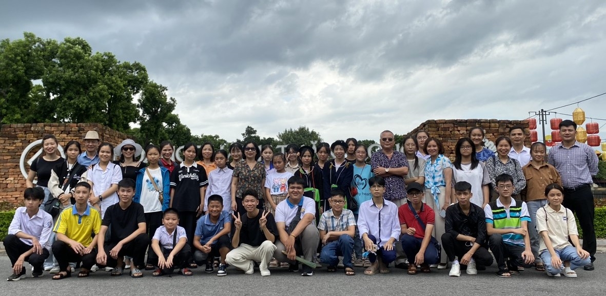 Đoàn đại biểu giáo viên, học sinh, sinh viên DTTS xuất sắc tiêu biểu năm học 2022 - 2023 trên địa bàn tỉnh Vĩnh Phúc thăm quan và chụp ảnh lưu niệm tại Hoàng thành Thăng Long (Hà Nội)