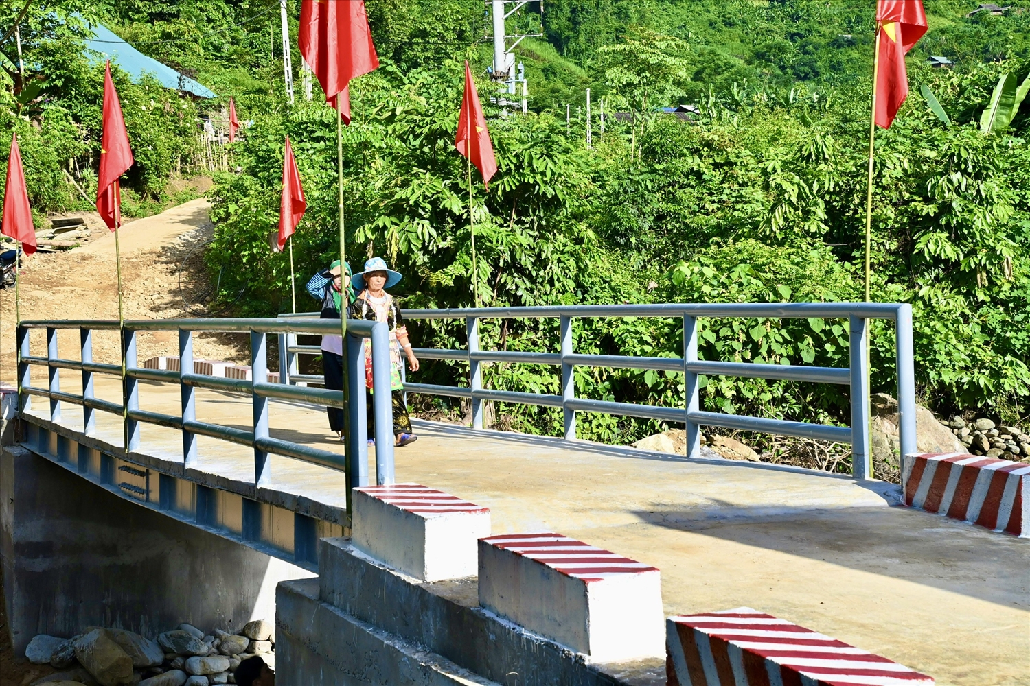 Cầu dân sinh bản Phá Mựt, xã Nhôn Mai, huyện Tương Dương có kết cấu vững chắc đáp ứng nhu cầu đi lại của người dân và học sinh địa phương.