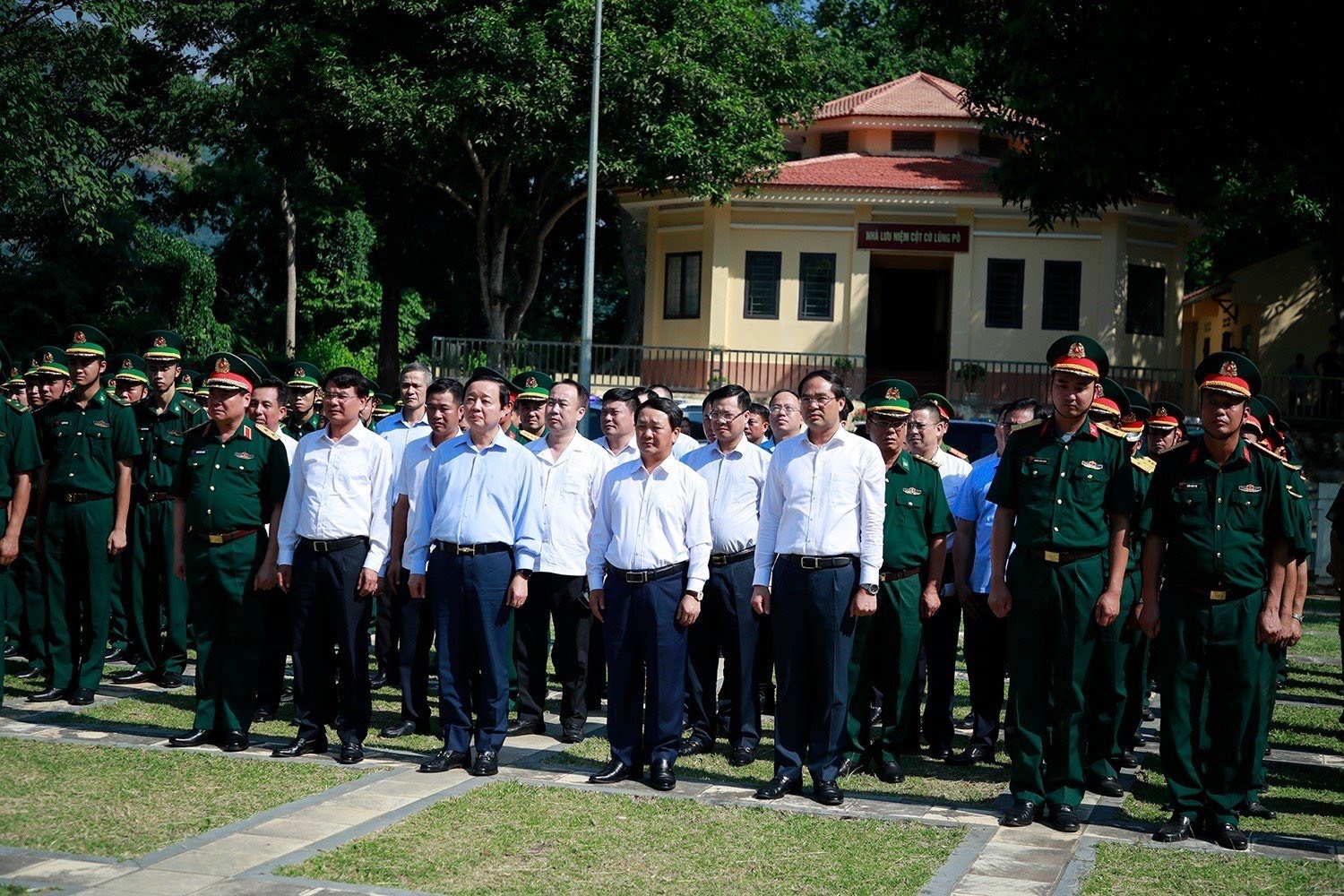 Phó Thủ tướng Trần Hồng Hà và các đại biểu dự lễ chào cờ tại Cột cờ Lũng Pô-nơi con sông Hồng chảy vào đất Việt