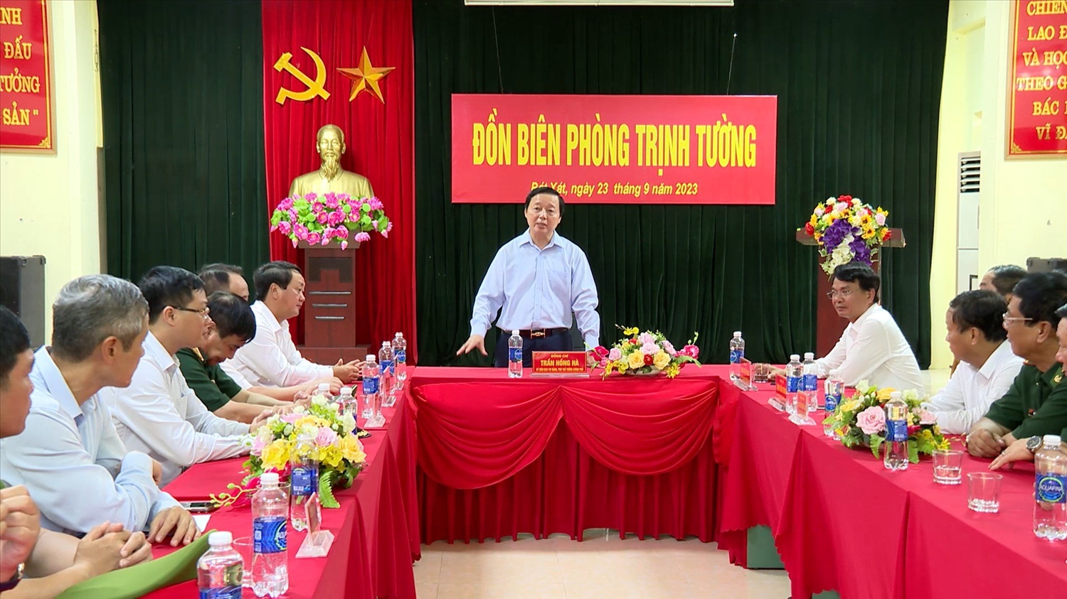 Phó Thủ tướng Trần Hồng Hà thăm, động viên cán bộ, chiến sỹ Đồn Biên phòng Trịnh Tường