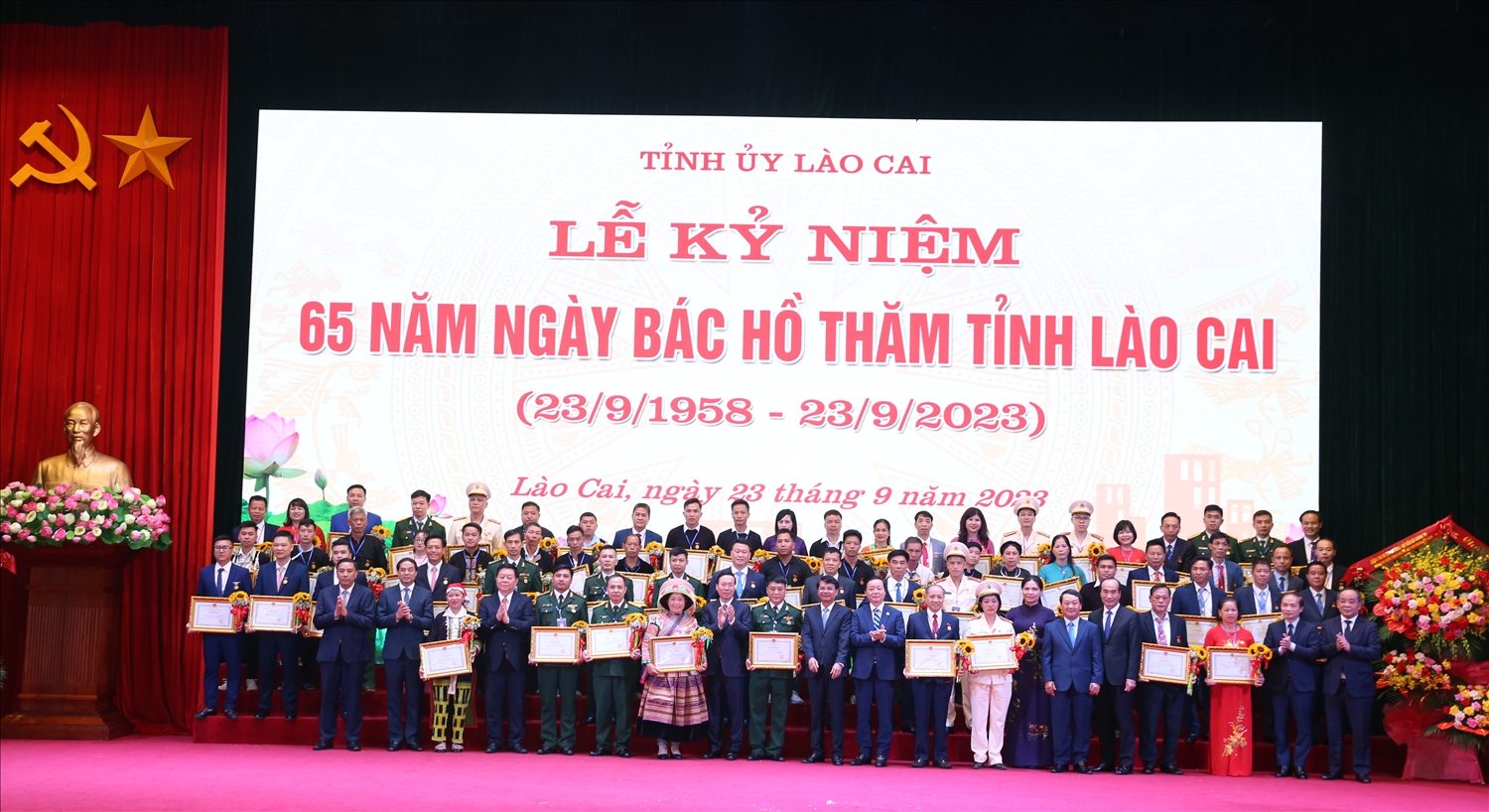 Chủ tịch nước Võ Văn Thưởng và các đồng chí lãnh đạo với các tập thể và cá nhân có thành tích xuất sắc trong đợt thi đua chào mừng kỷ niệm 65 năm Ngày Bác Hồ thăm tỉnh Lào Cai.