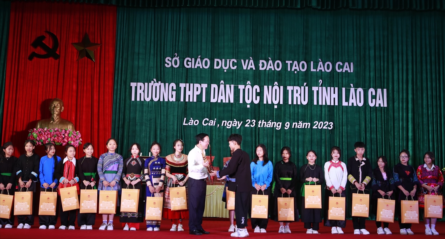 Học sinh Trường THPT dân tộc nội trú tỉnh Lào Cai kính tặng Chủ tịch nước chiếc khèn của đồng bào dân tộc Mông