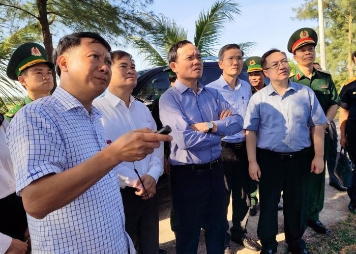 Phó Thủ tướng Chính phủ Trần Lưu Quang kiểm tra thực địa tại khu vực Bắc Luân 3, thành phố Móng Cái, tỉnh Quảng Ninh