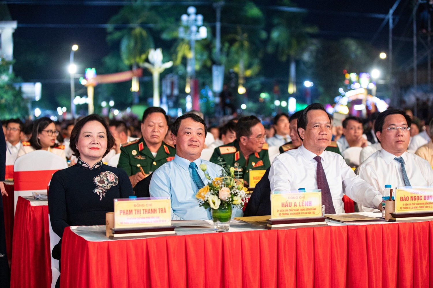 Từ trái sang phải: Bộ trưởng Bộ Nội vụ Phạm Thị Thanh Trà; Bộ trưởng, Chủ nhiệm Ủy ban Dân tộc Hầu A Lềnh; Bộ trưởng Bộ LĐTB&XH Đào Ngọc Dung.