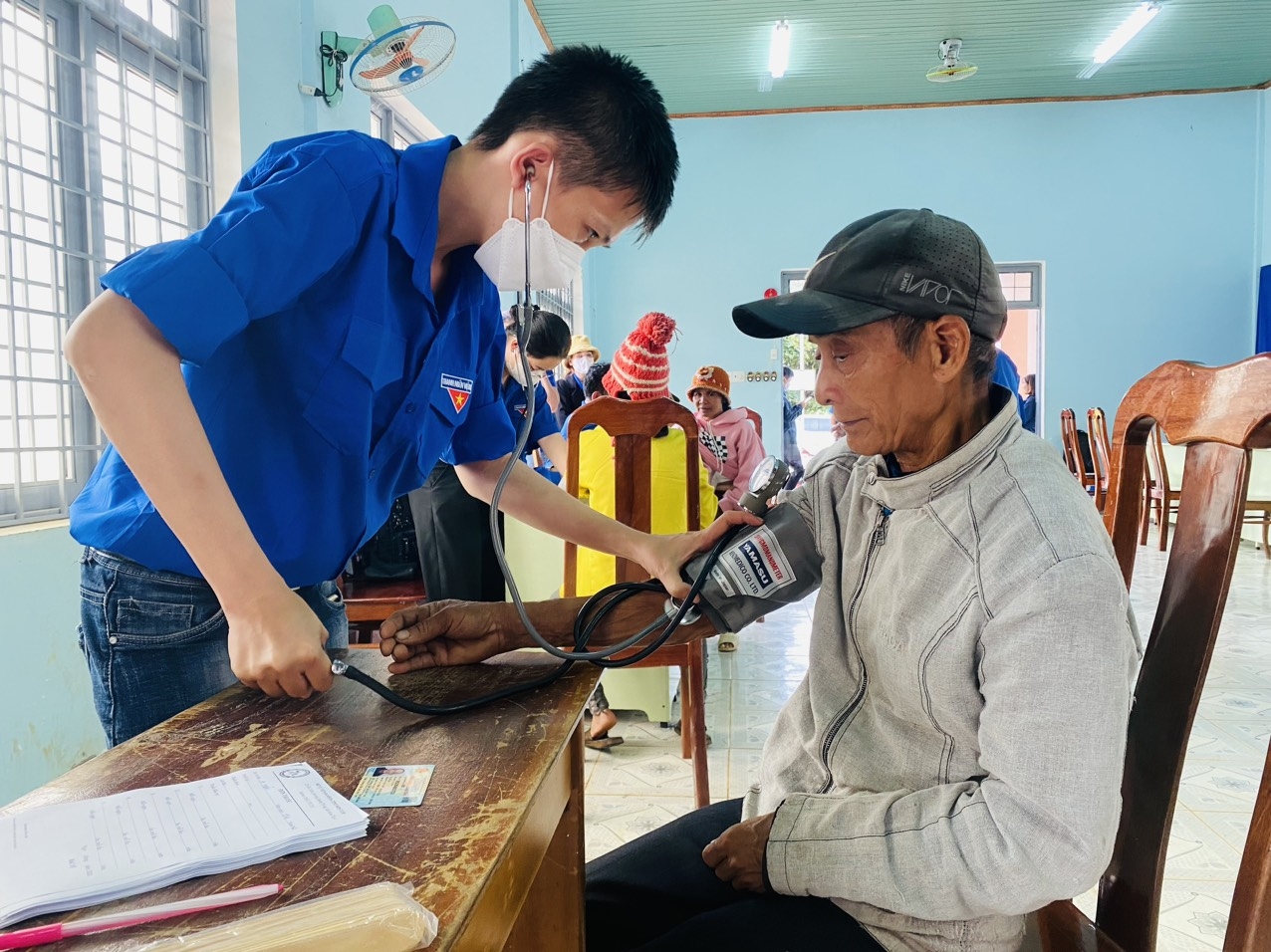 Đoàn viên thanh niên khám chữa bệnh cho đồng bào DTTS xã Đăk Choong, huyện Đăk Glei
