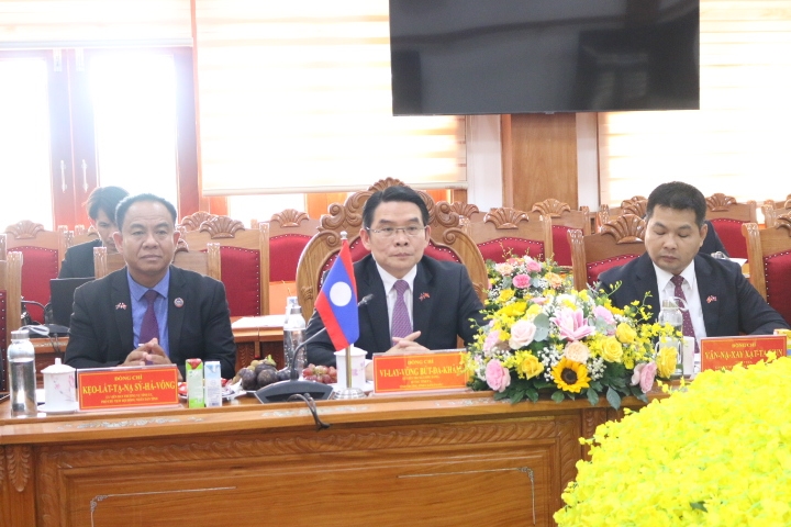 Ông Vi-Lay-Vông Bút-Đa-Khăm (ngồi giữa), Ủy viên Ban chấp hành Trung ương Đảng Nhân dân Cách mạng Lào, Bí thư Tỉnh ủy, Tỉnh trưởng tỉnh Chăm-Pa-Sắc phát biểu tại Lễ ký kết