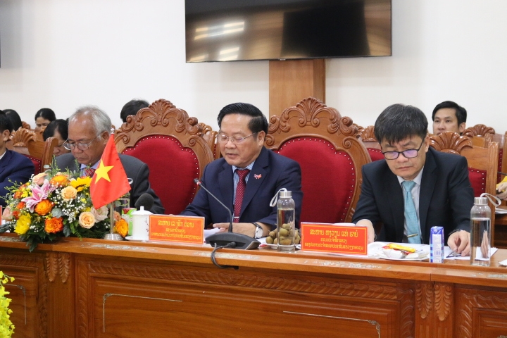 Ông Lê Ngọc Tuấn (ngồi giữa) – Phó Bí thư Tỉnh ủy, Chủ tịch UBND tỉnh Kon Tum phát biểu tại Lễ ký kết