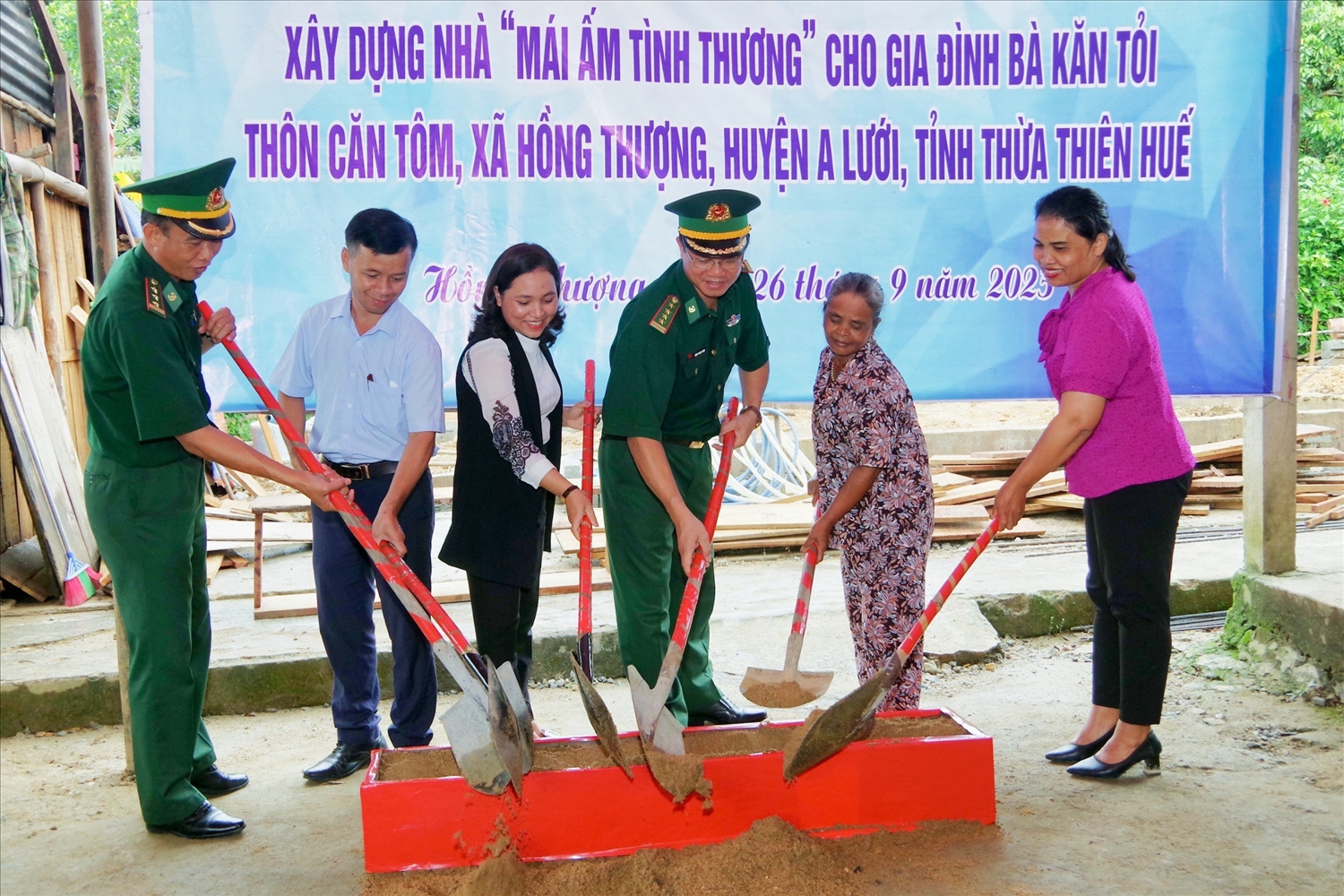 Đại diện BĐBP tỉnh Thừa Thiên Huế và chính quyền địa phương khởi công xây dựng nhà cho gia đình bà Kăn Tỏi.
