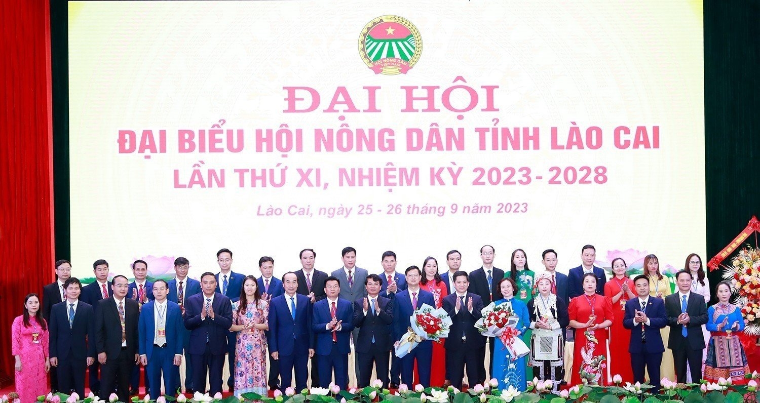Lãnh đạo tỉnh Lào Cai, Trung ương Hội Nông dân tặng hoa chúc mừng Ban Chấp hành Hội Nông dân tỉnh Lào Cai nhiệm kỳ 2023-2028