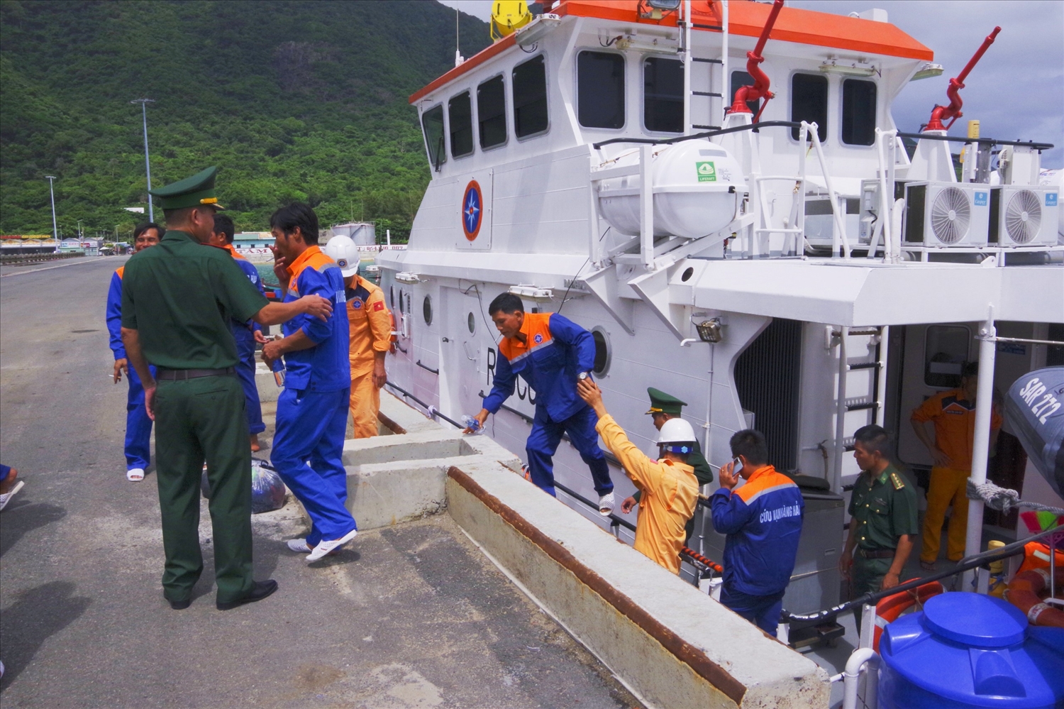 Tàu SAR 272 đưa 10 thuyền viên trên tàu cá BL 93279 TS bị nạn vào bờ an toàn