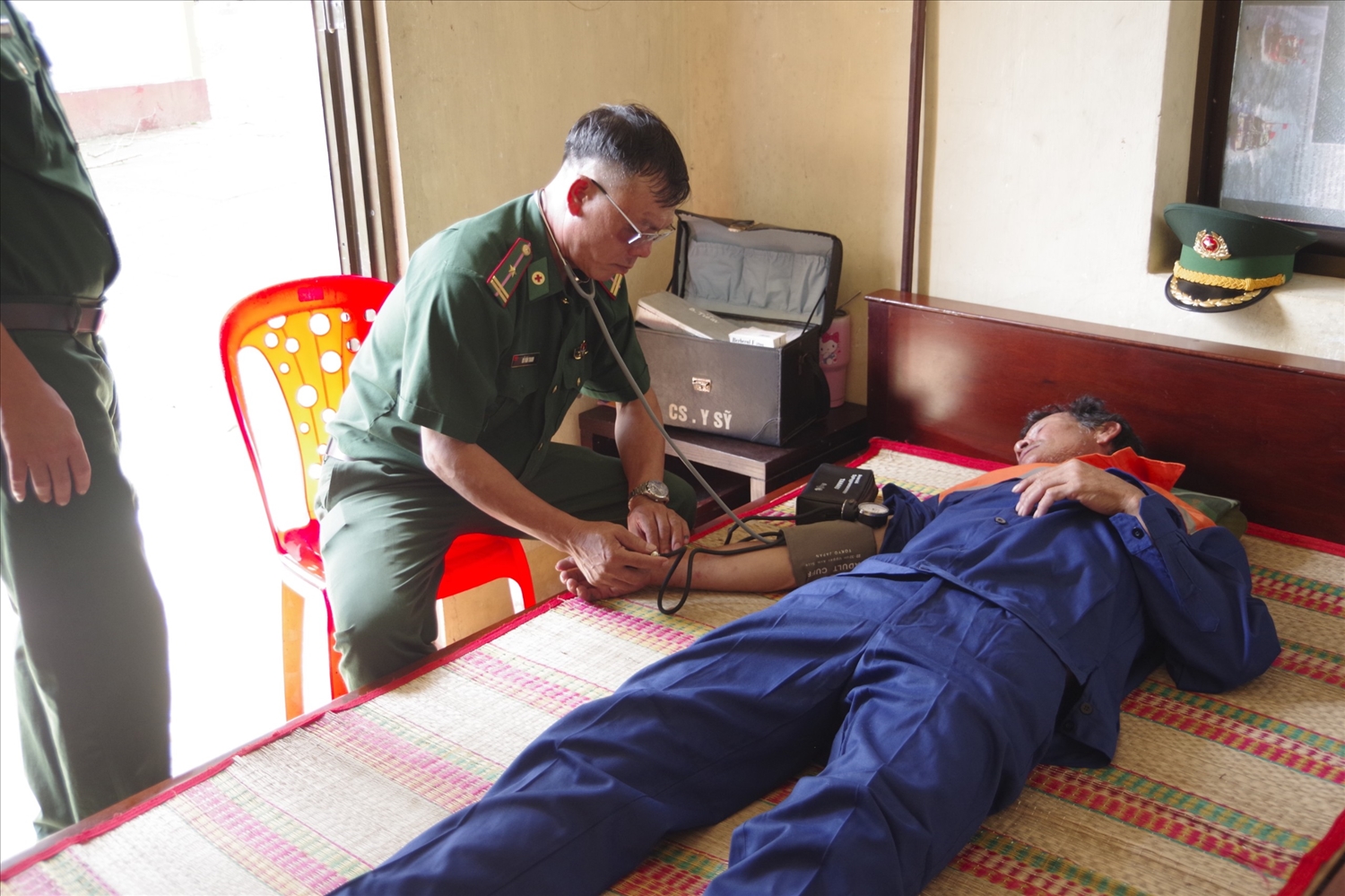 Lực lượng Quân y Đồn Biên phòng Côn Đảo, BĐBP Bà Rịa-Vũng Tàu tiến hành chăm sóc y tế, thăm khám sức khỏe cho 10 thuyền viên bị nạn