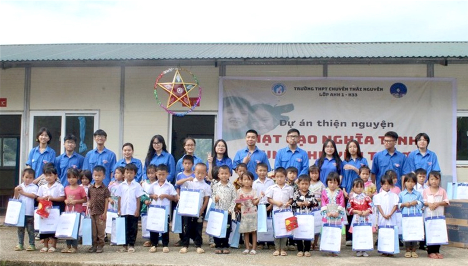Các em học sinh của điểm trường Lũng Hoài nhận quà của các anh chị lớp 12 Anh 1 trường THPT Chuyên Thái Nguyên.
