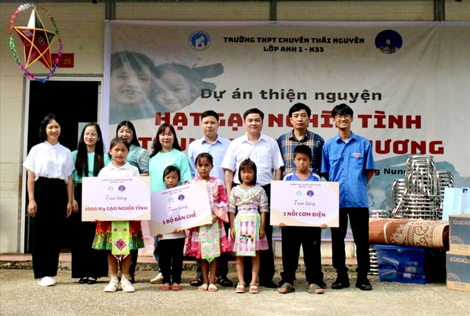 Trường THPT Chuyên Thái Nguyên mang Trung thu đến với học sinh vùng cao.
