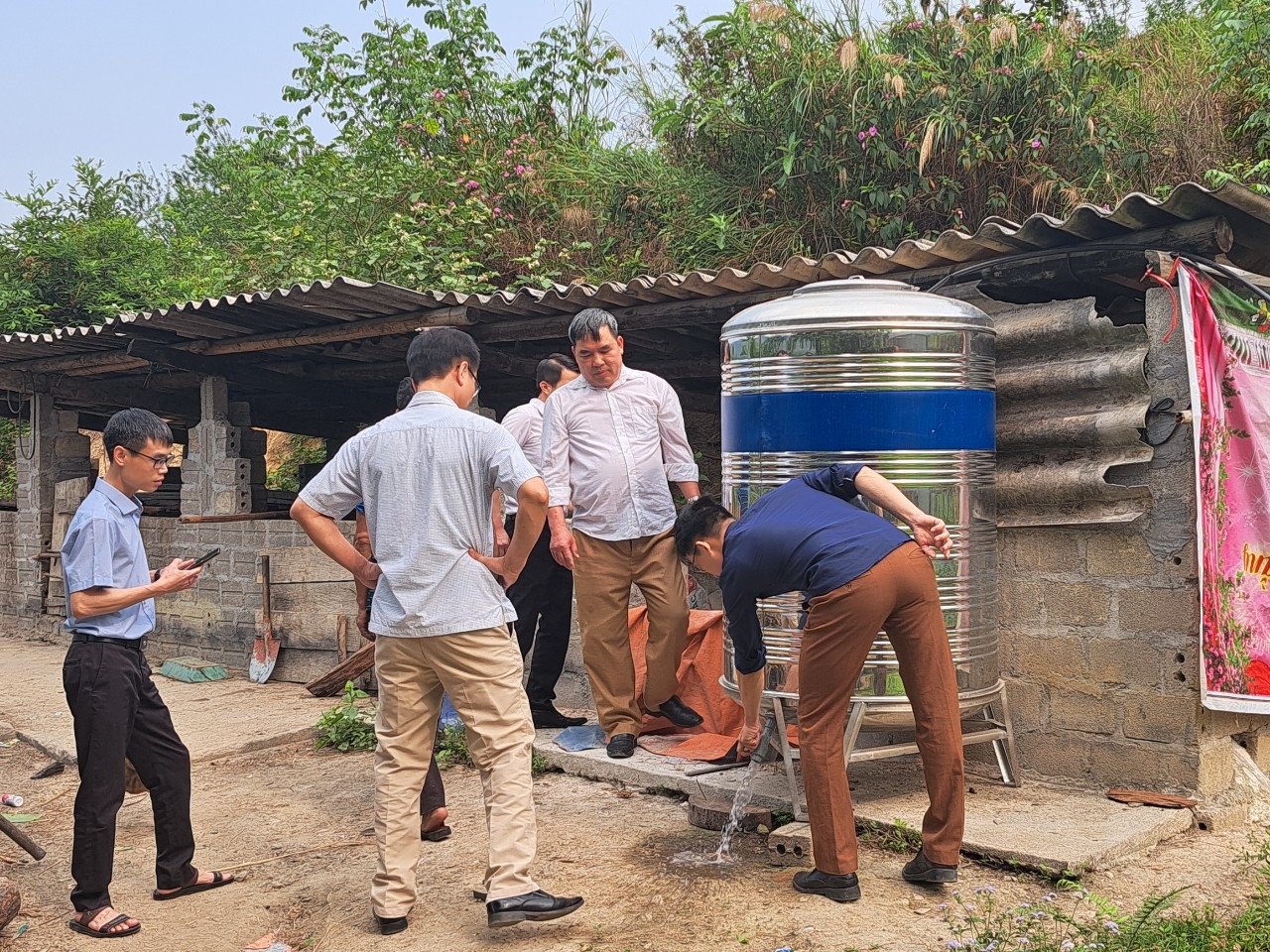 Thị trấn Vĩnh Quang (Hoàng Su Phì) tổ chức hỗ trợ téc nước cho người dân