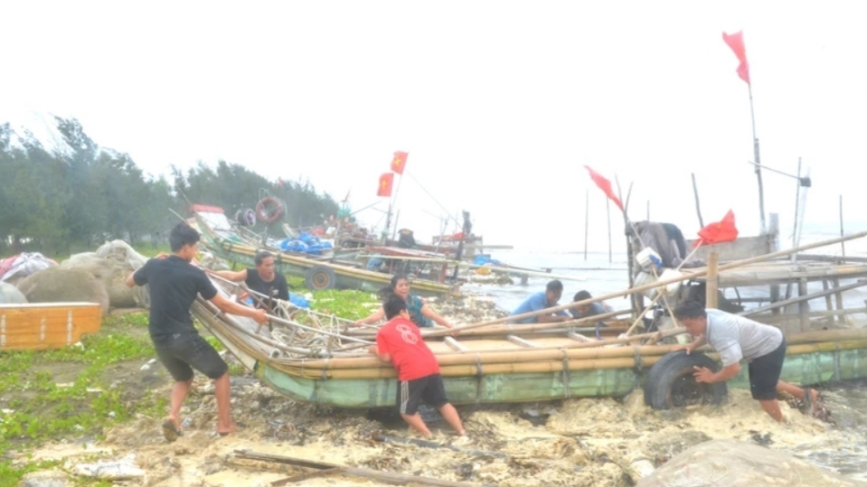 Người dân Diễn Châu - Nghệ An, kéo bè mảng và ngư cụ lên bờ tránh triều cường